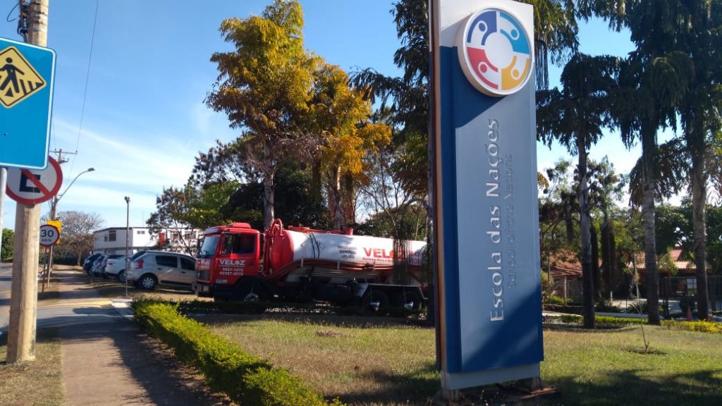 Caminhão da Veloz na Escola das Nações, no Lago Sul em Brasília